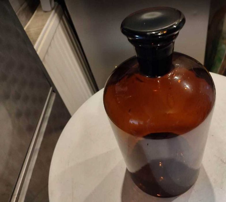 Przedwojenna brązowa szklana butla apteczna