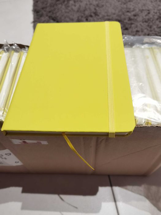 Bloco de notas sem linhas capa dura amarela