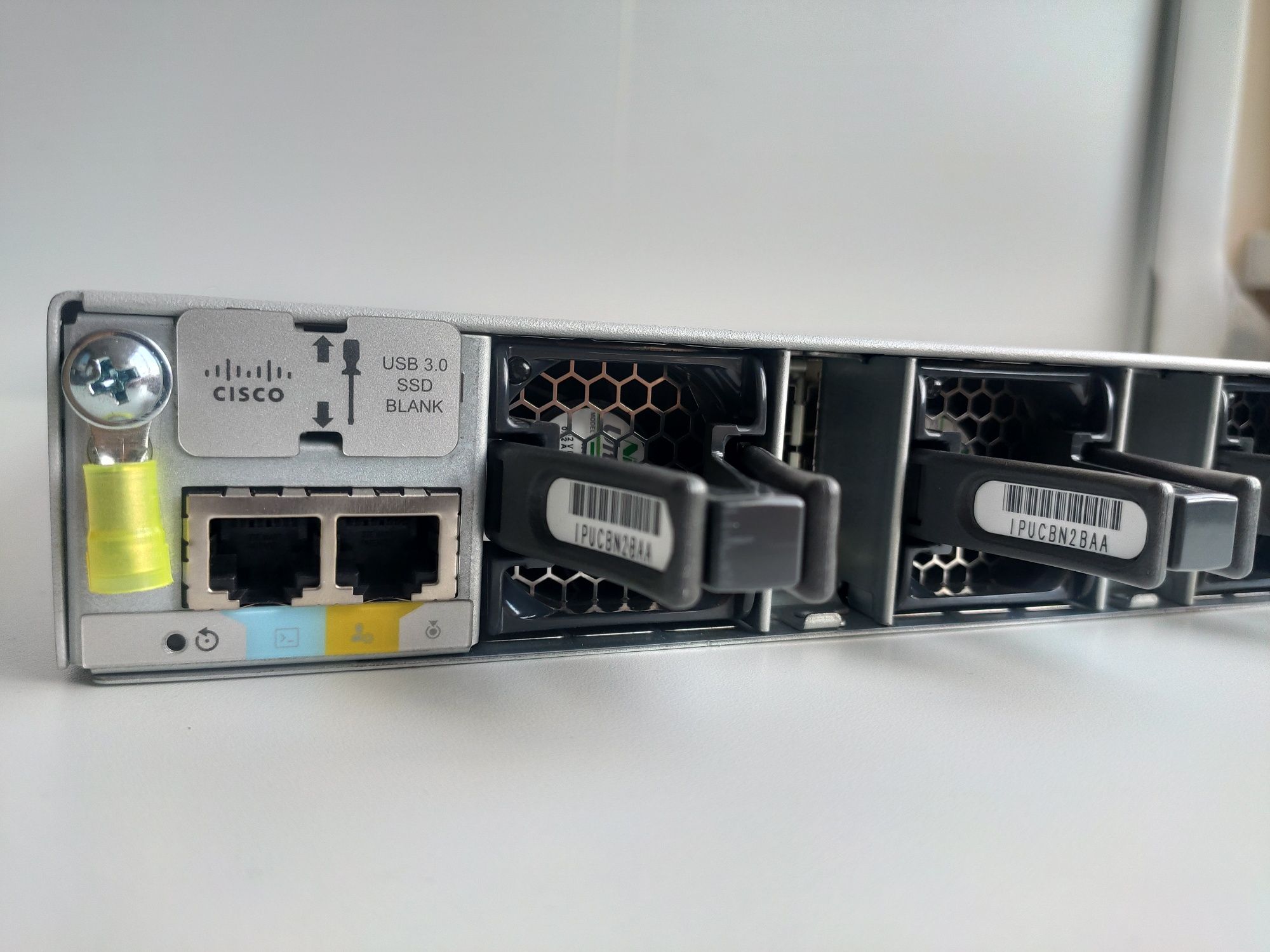 Керований комутатор CISCO C9300-48P-E L3+ (PoE, 48 x 1Gbps)