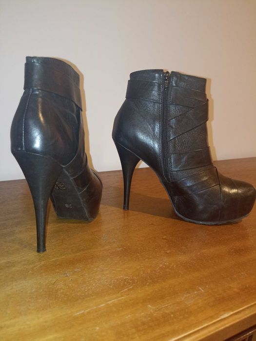 Damskie kozaki Gino Rossi rozmiar 38 na koturnie i szpilce Cena 80 zł