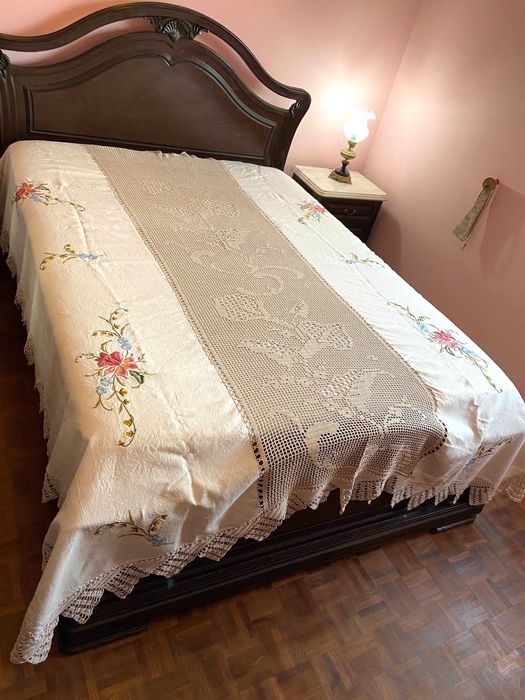 Colchas bordadas em linho e colchas antigas