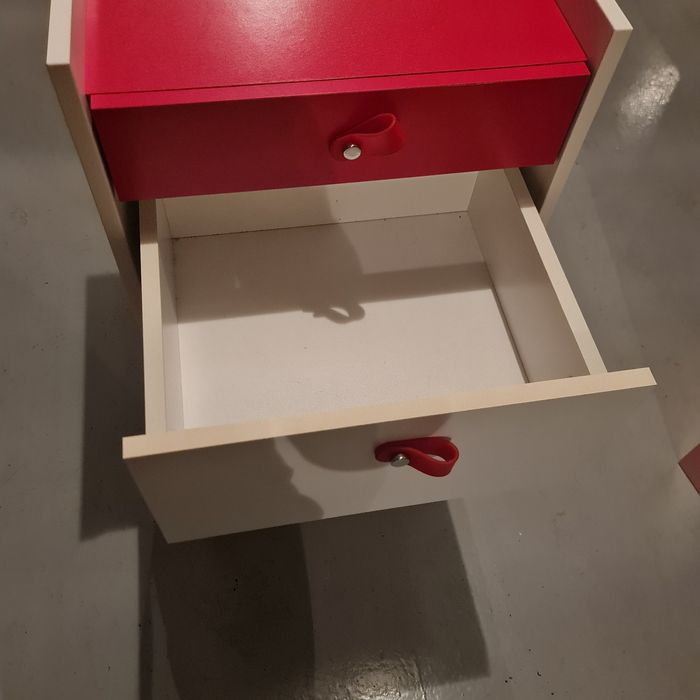 Cómoda vermelha e branca