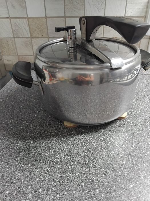 Продам скороварку 4, 5 л Италия