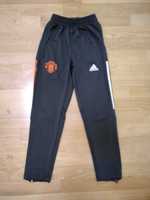 Dresy (spodnie) chłopięce Adidas Manchester United rozmiar 134-140