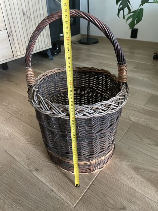 Duży kosz wiklinowy.