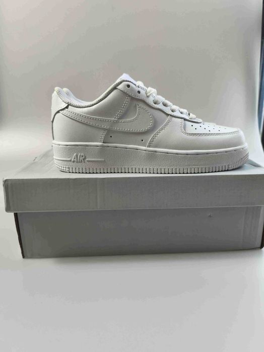 Damskie białe trampki Nike, rozmiar 39