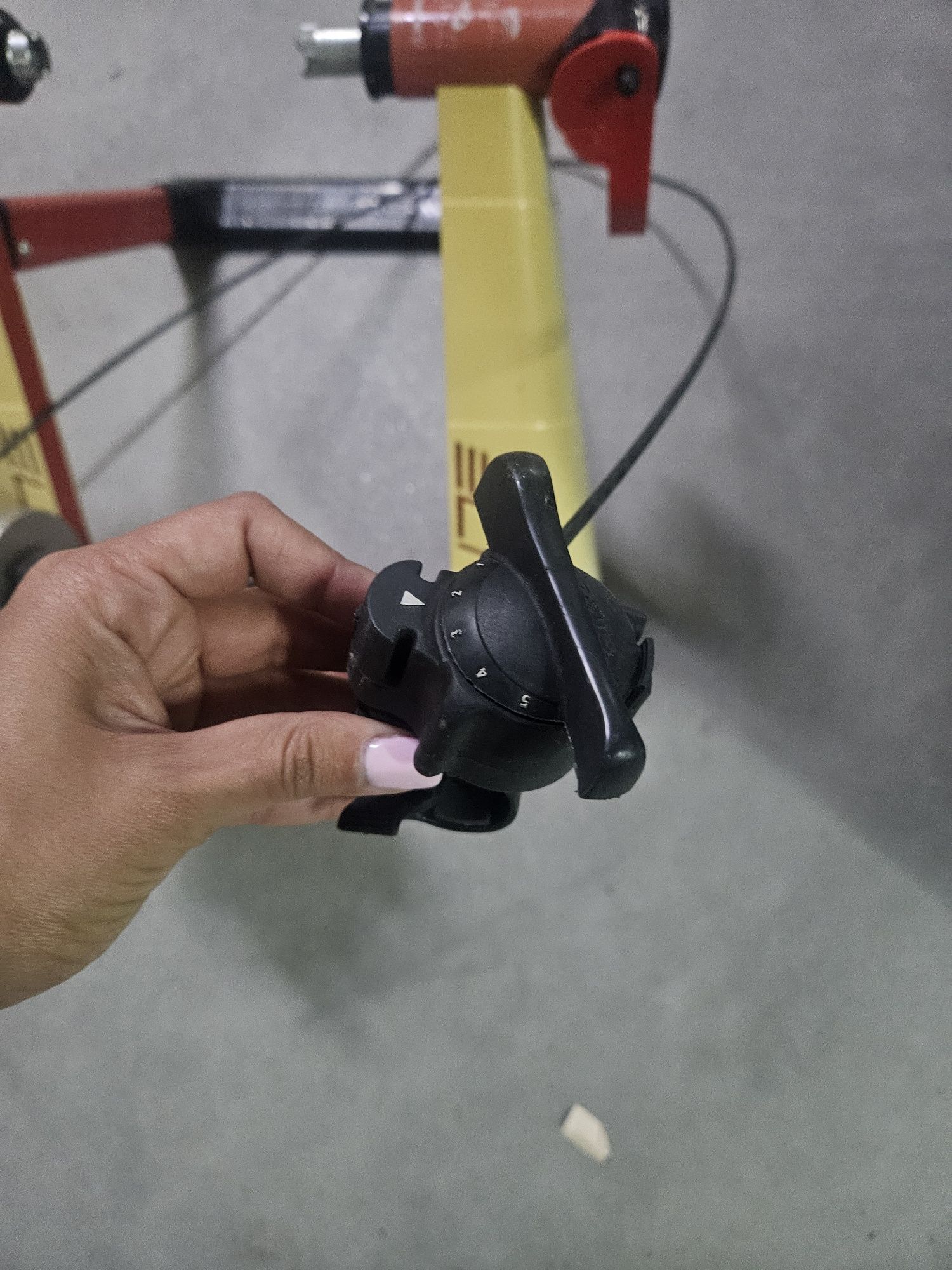 Bicicleta de estrada com rolo de treino