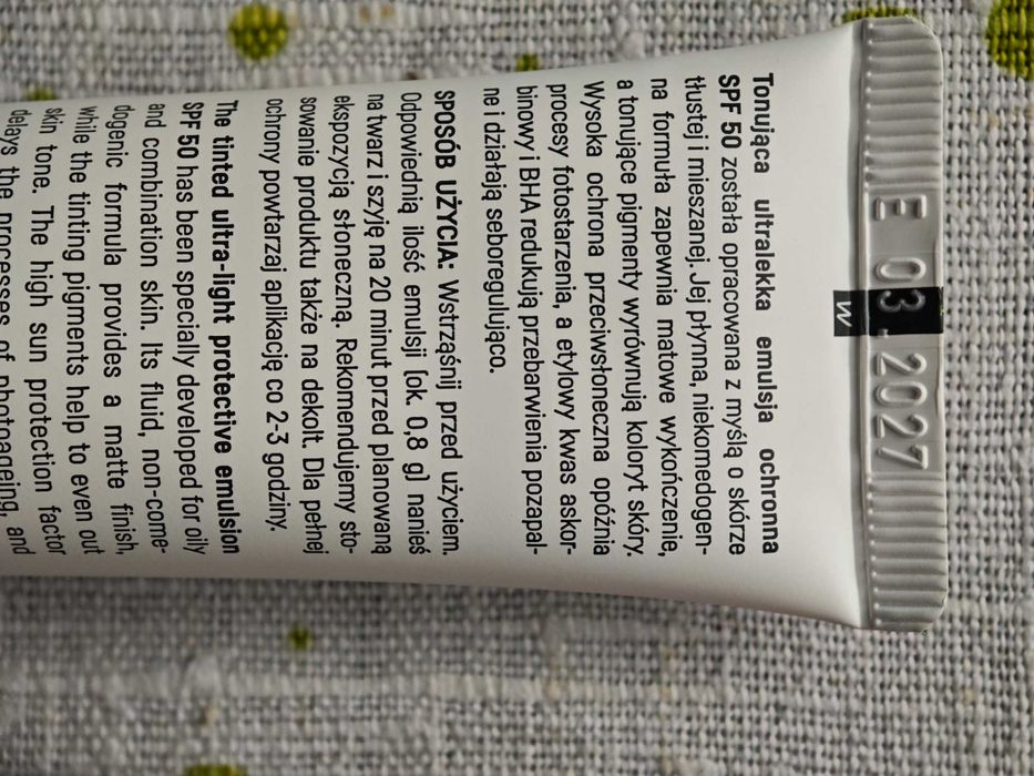 Tonująca ultralekka emulsja ochronna SPF 50