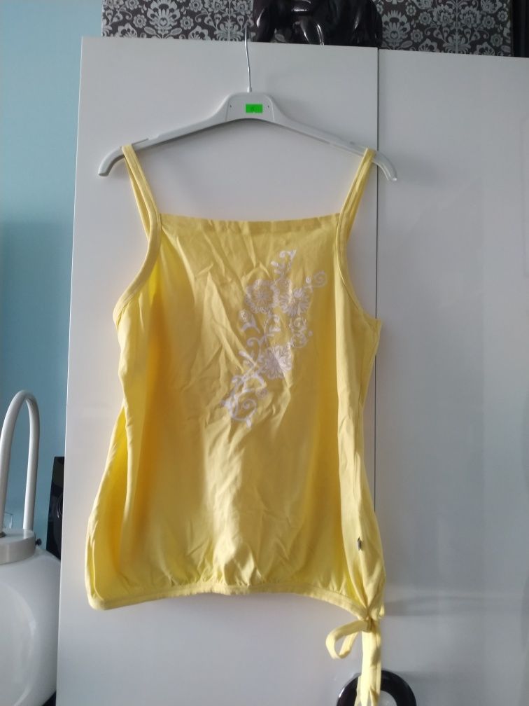 Żółta bluzeczka na ramiączkach z białą aplikacją