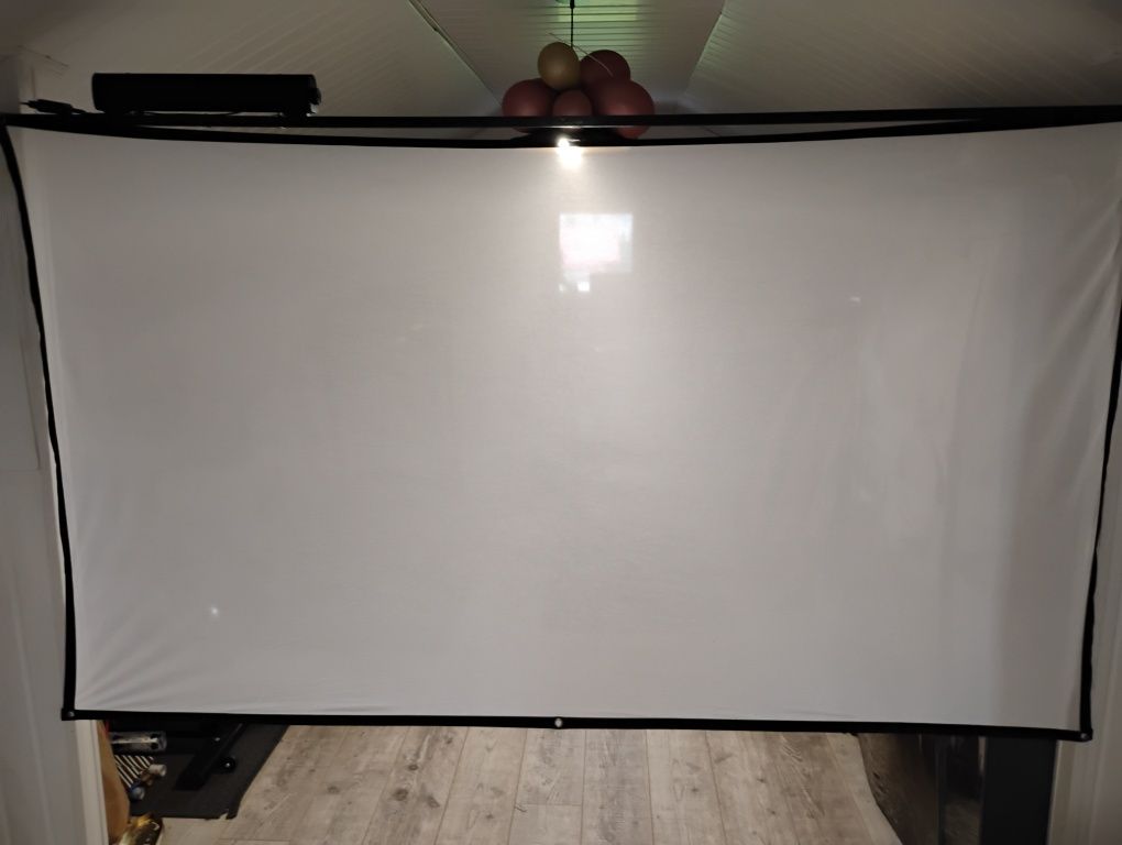 Projektor subwoofer ekran