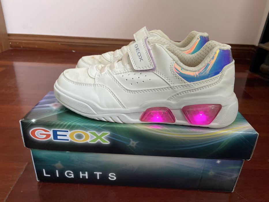 Tenis com luzes para menina, GEOX (tamanho 34)