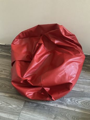 Czerwona duża pufa do siedzenia