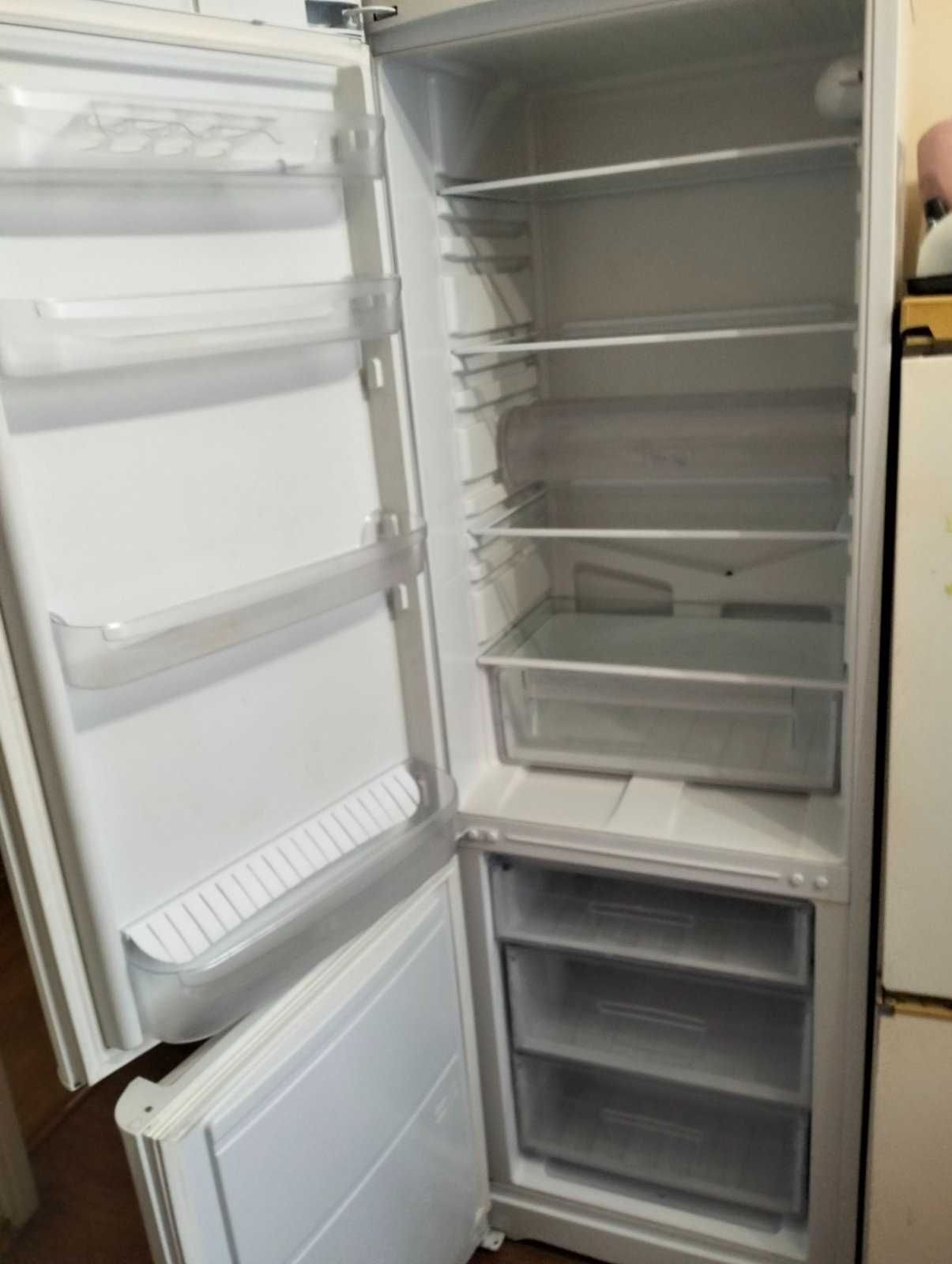 Продам холодильник Indesit