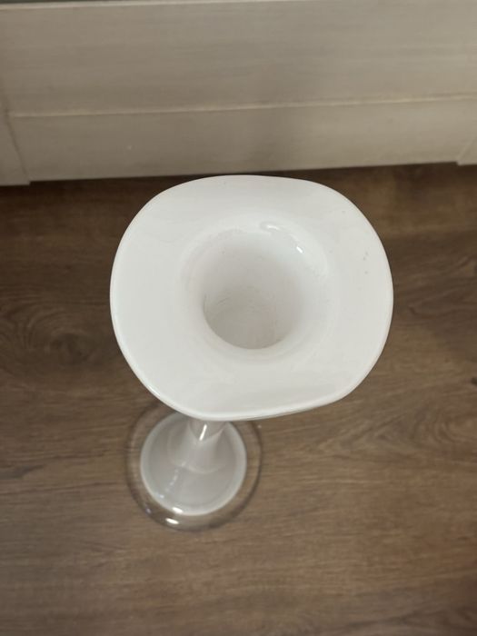 Długi, biały wazon