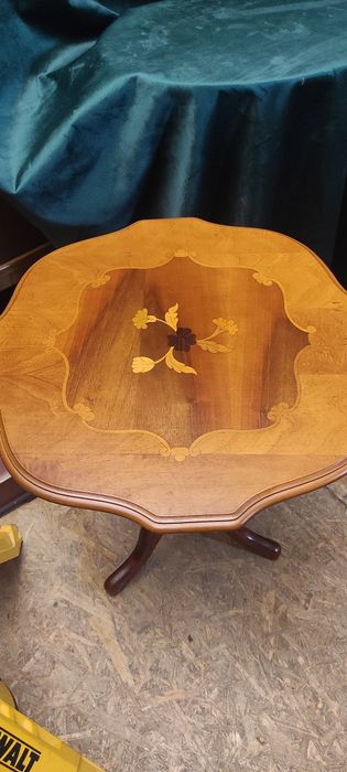 Antyczny Intersjowany stolik kawowy