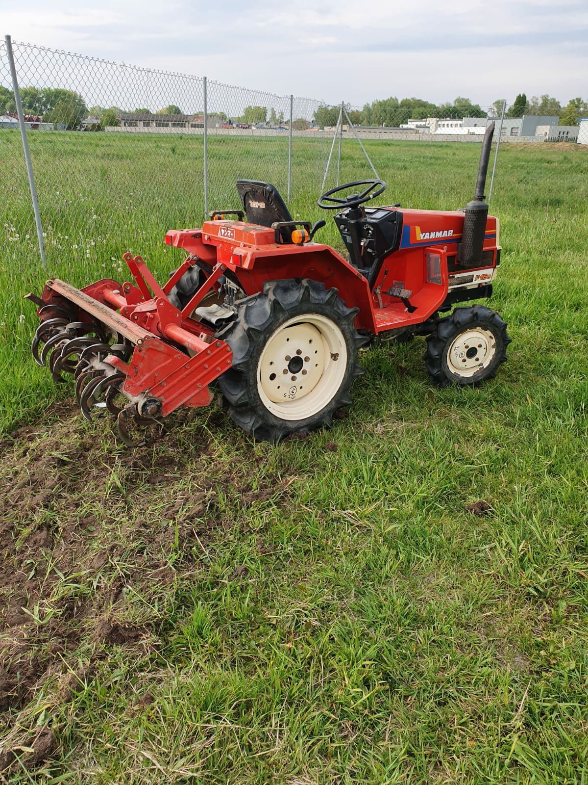 Usługi:glebogryzarka,rębak do gałęzi,traktor, niwelacja terenu,mulczer