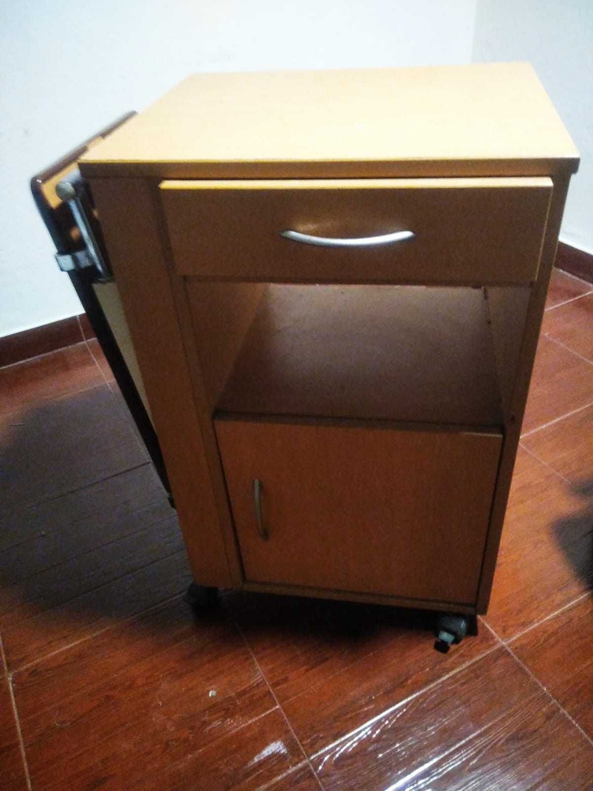 Mesa hospitalar de cabeceira