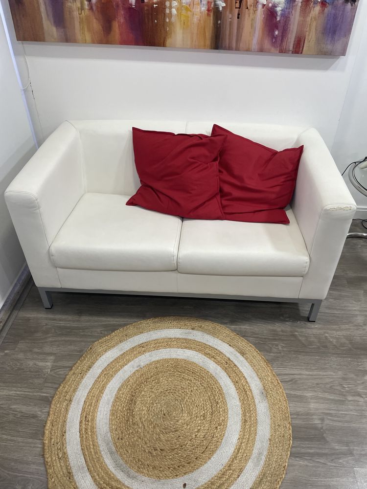 Sofá 2 lugares em couro sintetico branco