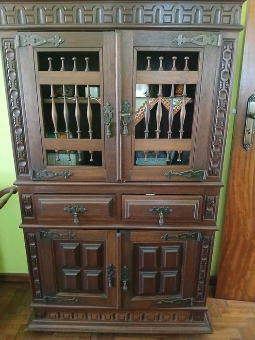 Armário em Madeira Maciça com Entalhes e Puxadores em Metal