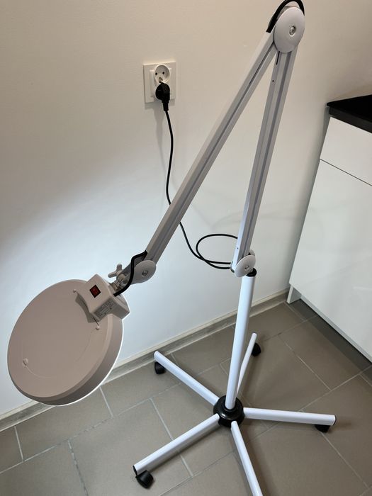 Lampa kosmetyczna powiekszajaca LED stojąca na kółka