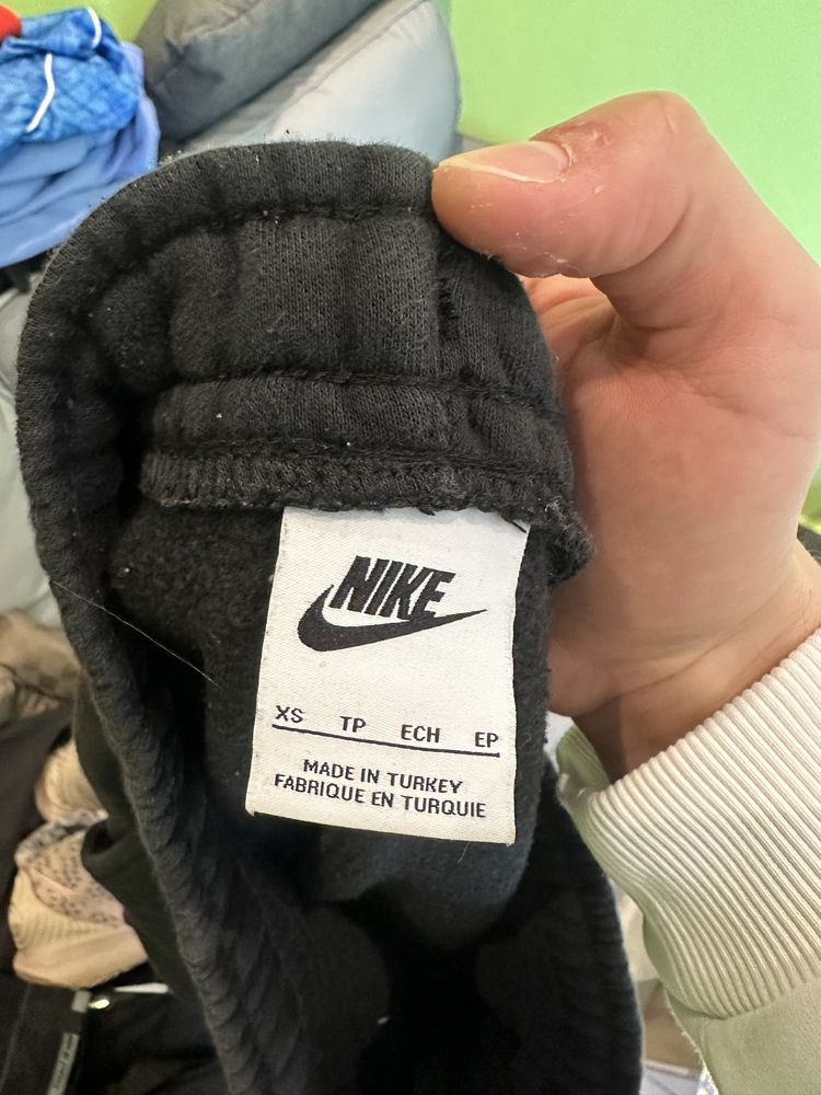Nike spodnie dresowe czarne długie czargo z kieszeniami z nadrukiem
