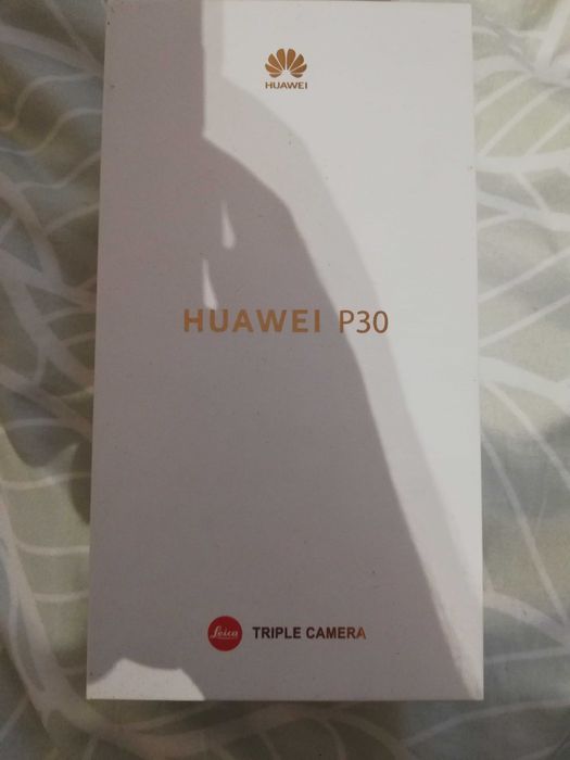 Продам пусту коробку від телефону Huawei P30