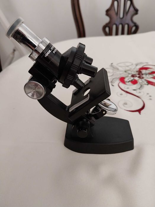 Microscópio decorativo em muito bom estado