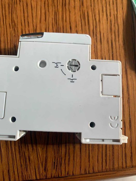 Legrand Łącznik Przyciskowy z lampką czerwona 04463