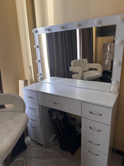 ТЕРМІНОВО! ПРОДАМ Візажний стіл, Трюмо Гримерний столик візажиста