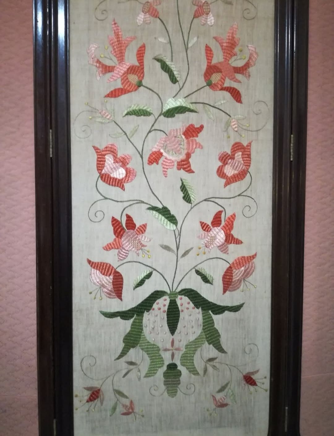 Biombo com bordado castelo branco