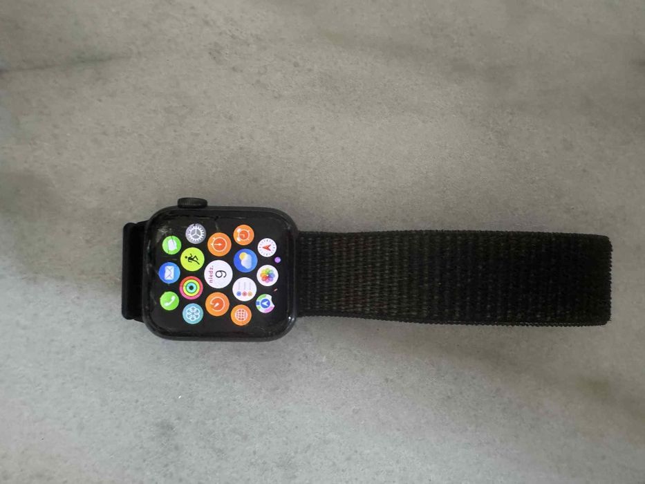 Zegarek iPhone letko zbity