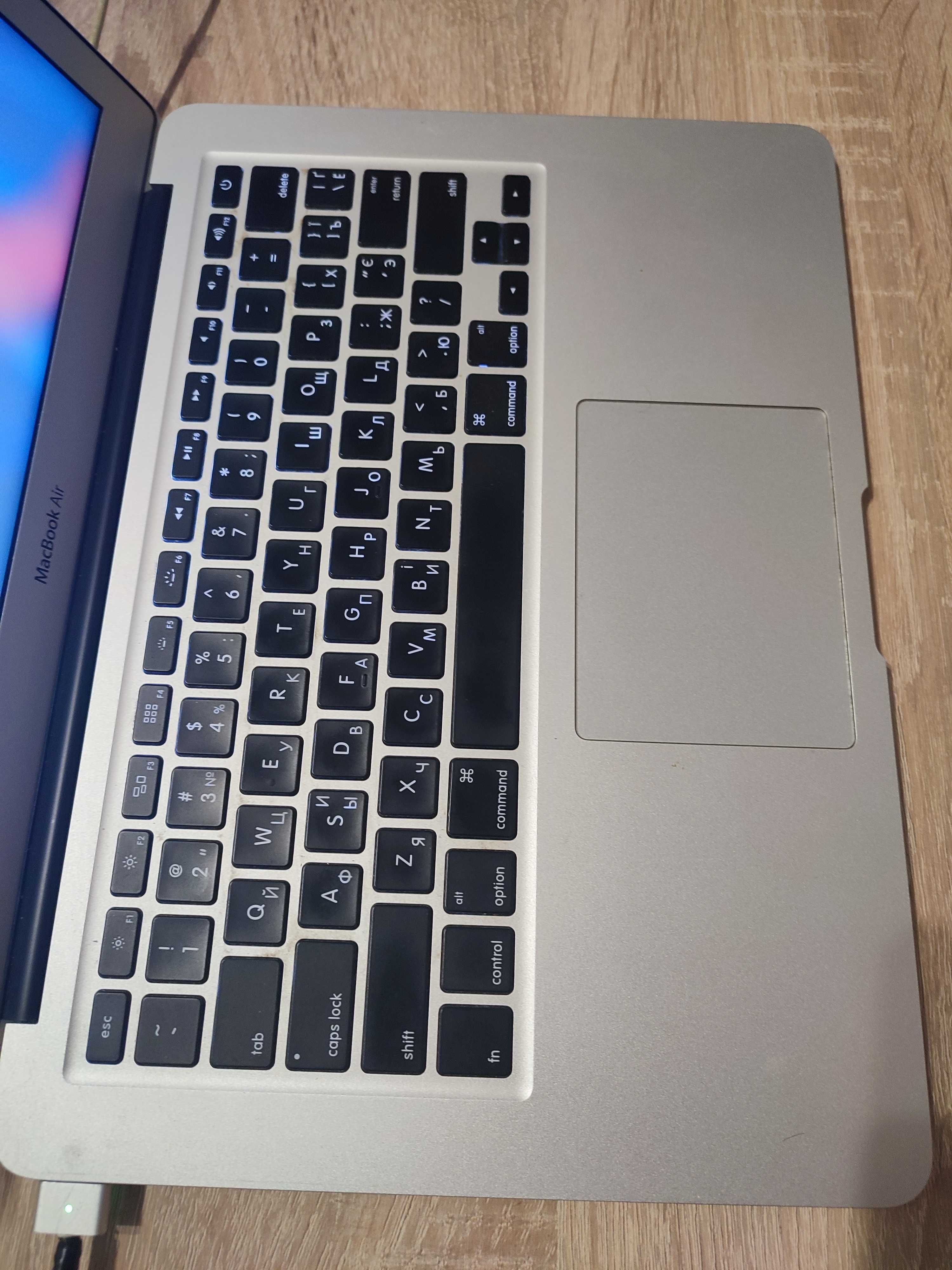 MacBook Air 13'' 2017 1.8 Gb i5, 8 GB (батарея не тримає)