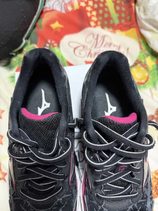 Продам спортивні кросівки