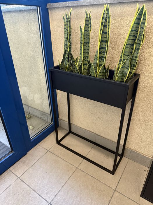 Kwietnik metalowy plus 4 rosliny sztuczne