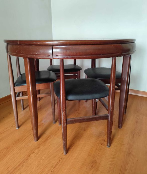 Mesa de madeira com 4 cadeiras embutidas estilo Hans Olsen