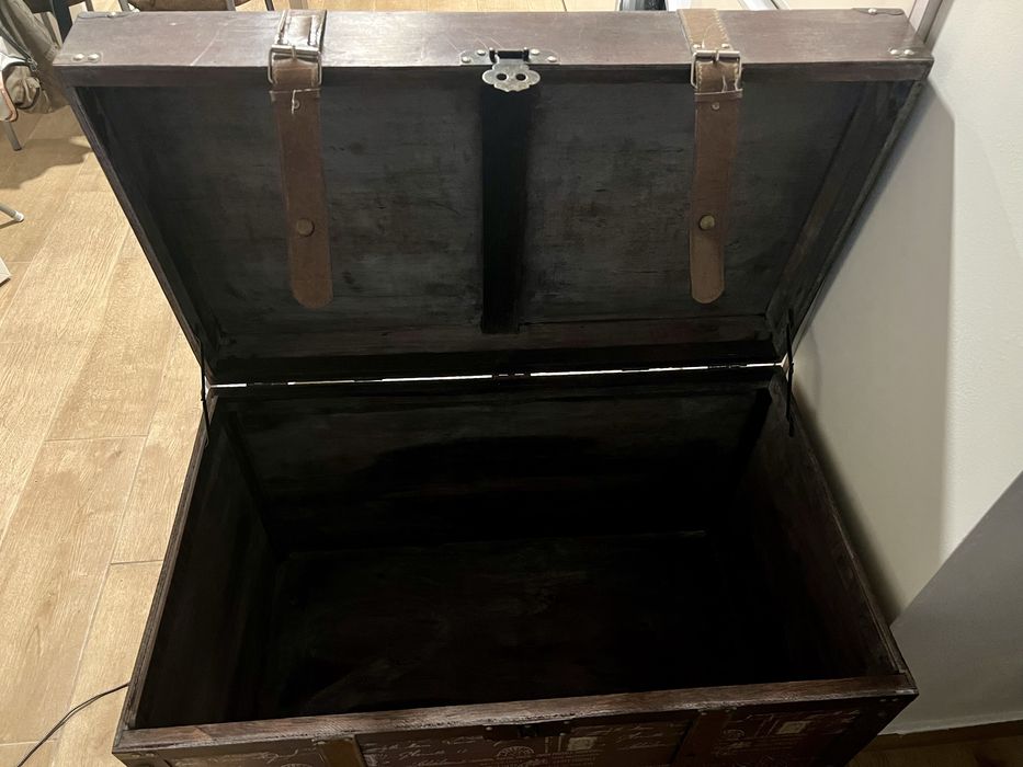 Baú ilustrado com muita arrumação