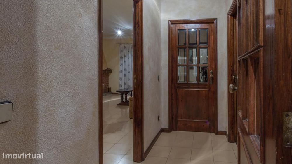 Quarto com várias camas em apartamento com 3 quartos