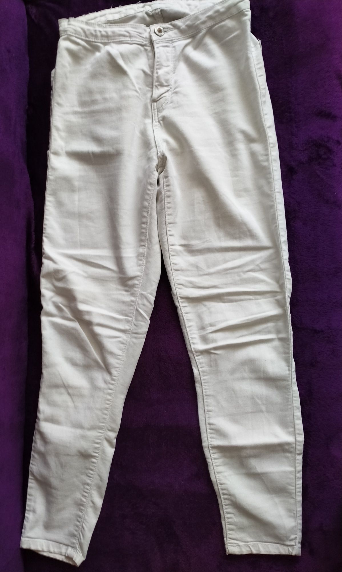 Białe spodnie Bershka
