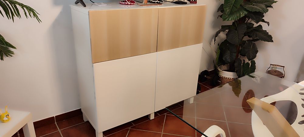 Vendo Sala de Jantar. Mesa + 4 cadeiras + aparador.