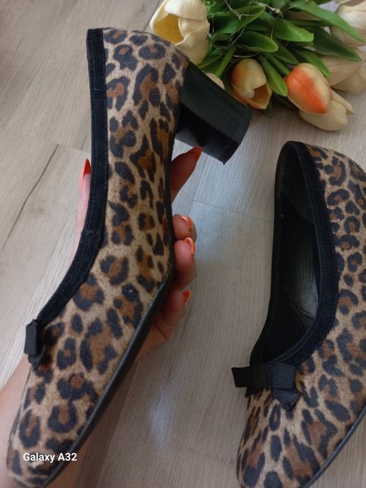 Nowe buty na słupku 39