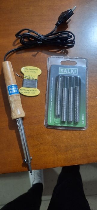 Ferro de soldar elétrico + fio de solda (na caixa).