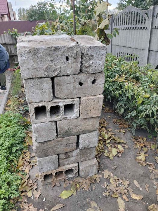 Кирпич,шлакоблок,бардюры