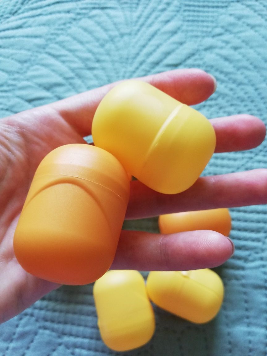 Plastikowe pojemniki po Kinder jajkach