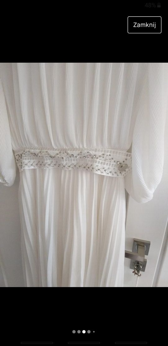 Śliczna biała plisowana sukienka