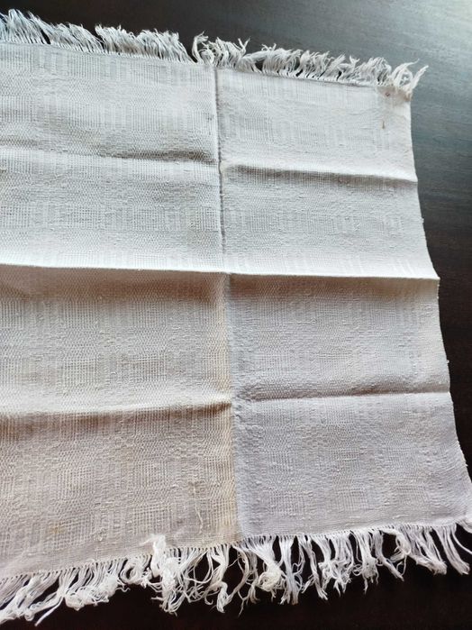 Quatro guardanapos e uma toalha em tecido alinhado