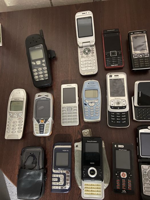 Лот разных мобильных телефонов