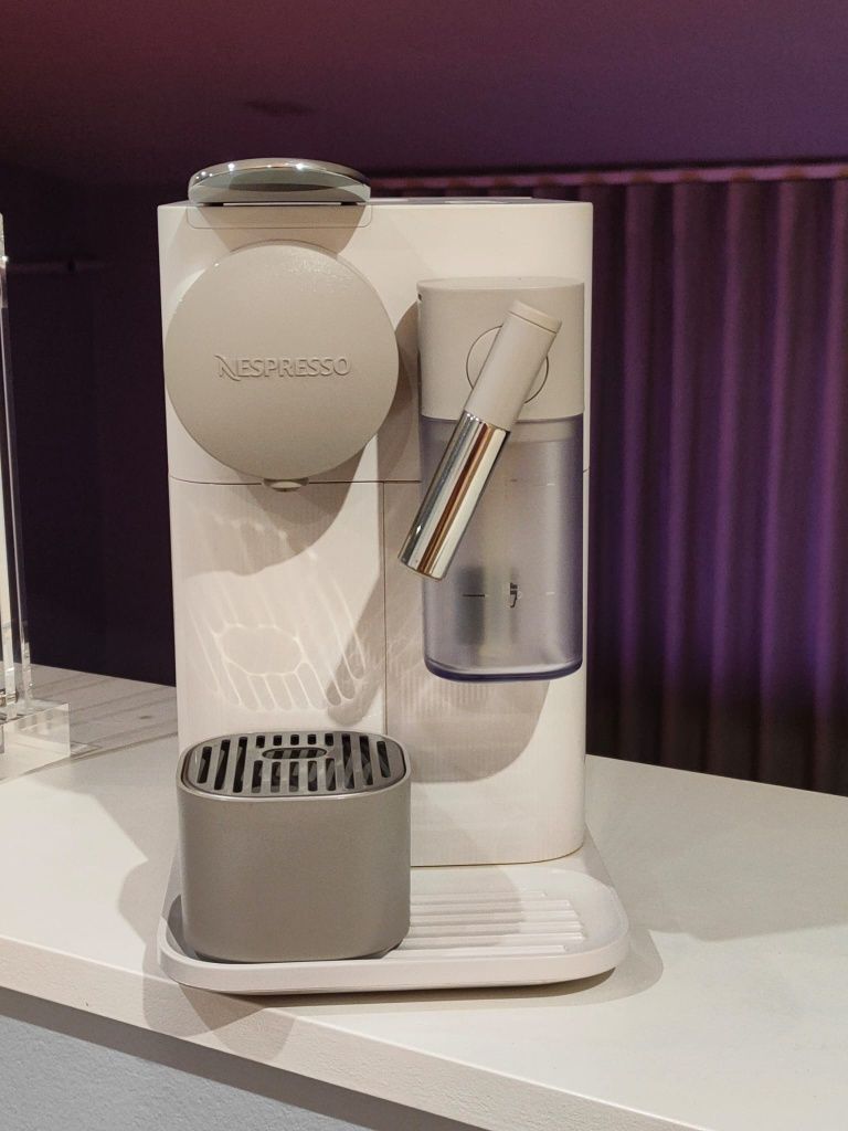 Máquina de café DELONGHI Nespresso Lattissima One + disp. cápsulas