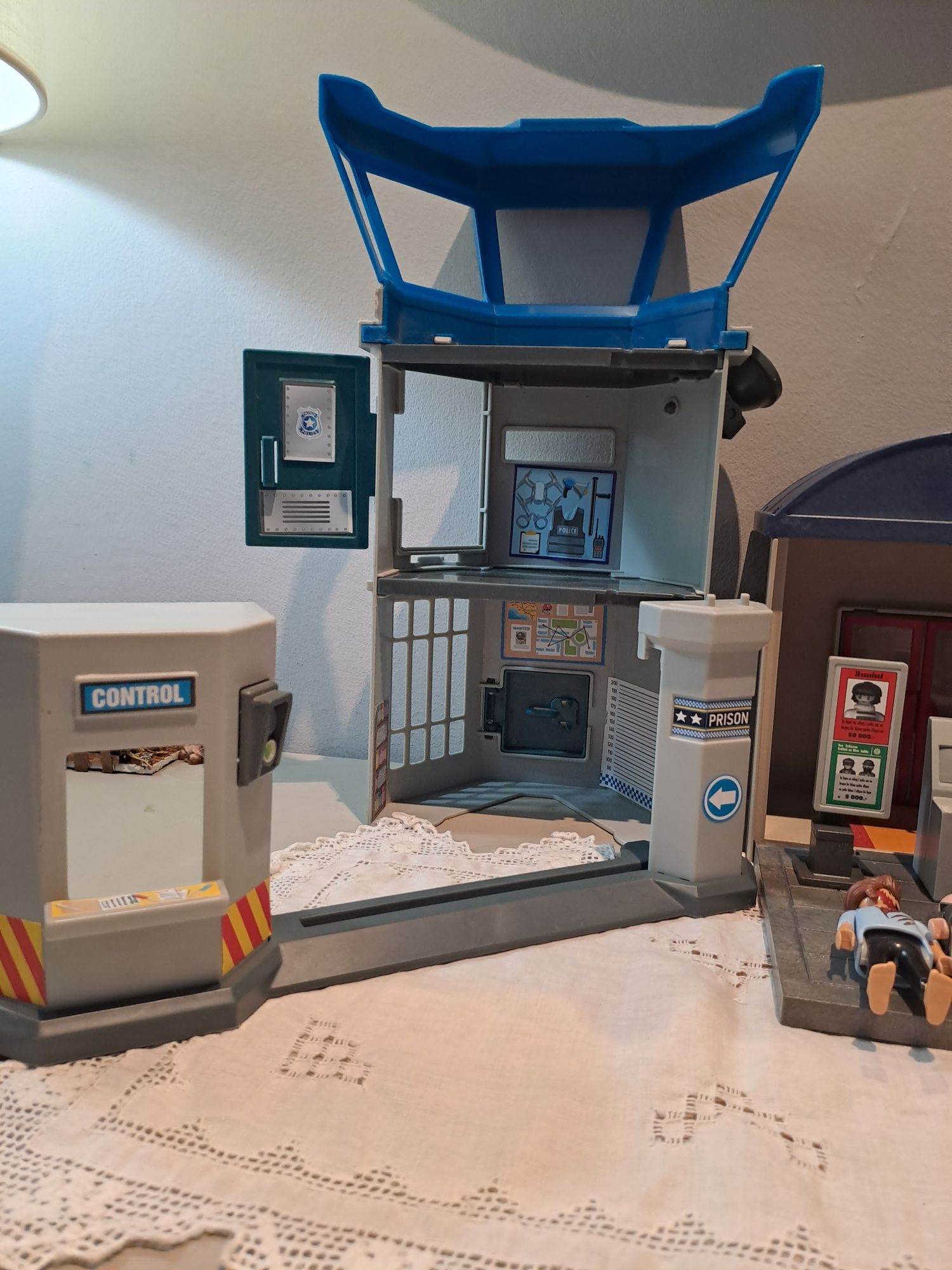 Конструктор набор в переносном чемодане Полицейский участок Playmobil