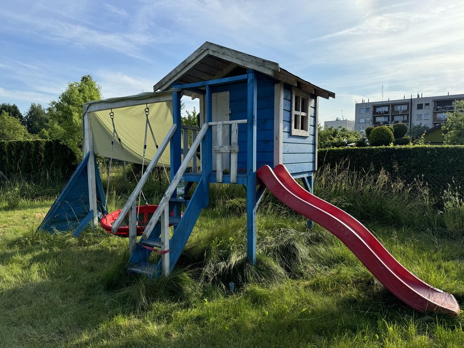 Drewniany domek ogrodowy dla dziecka ze zjeżdżalnią