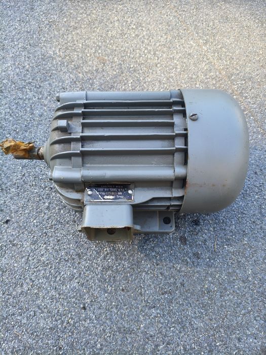 Электродвигатель 220v 50 Hz 750 об/мин. 6,5 А